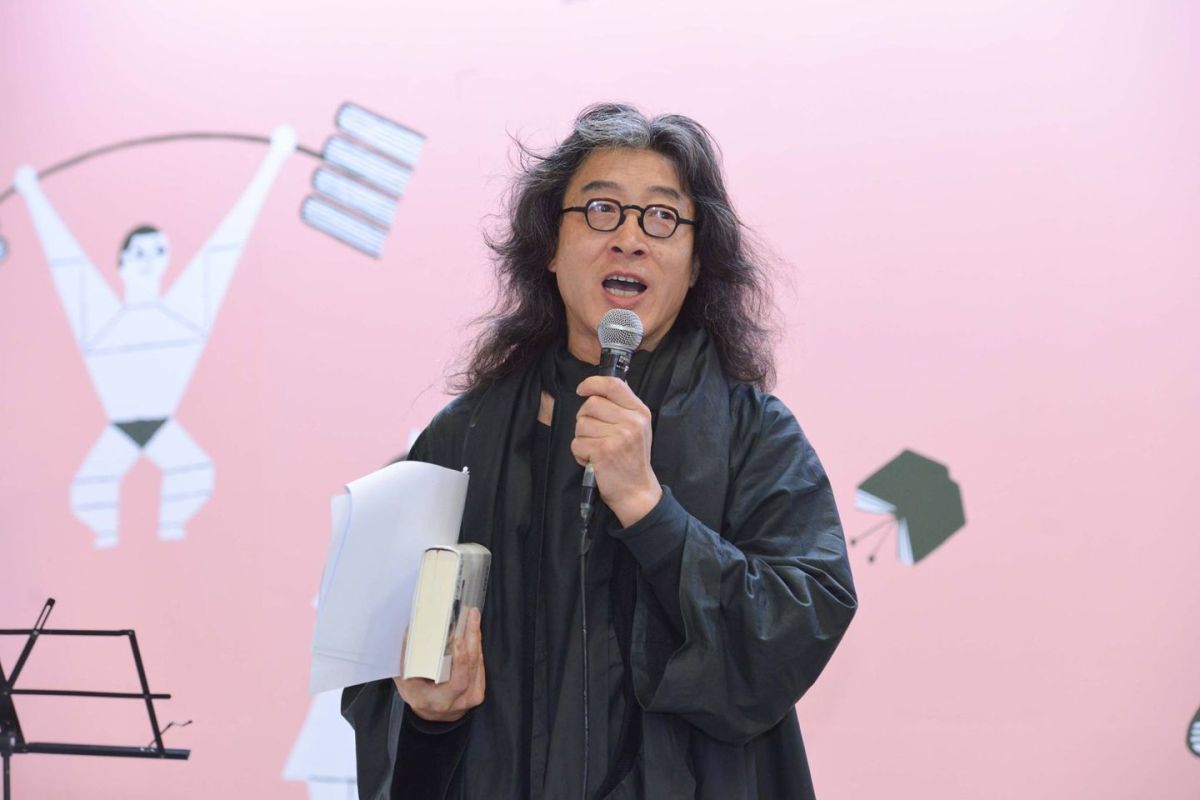 ▲流亡作家貝嶺向《NOWnews今日新聞》出示他與簡莉穎的email內容，認為這些是情書，才有進一步身體接觸，而非性騷擾。（圖 ／翻攝自台北國際書展FB）