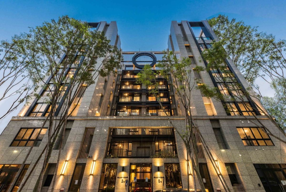 ▲「松耘樸石」散步即享捷運、精品百貨，隱居靜巷清幽環境。（圖／品牌提供）