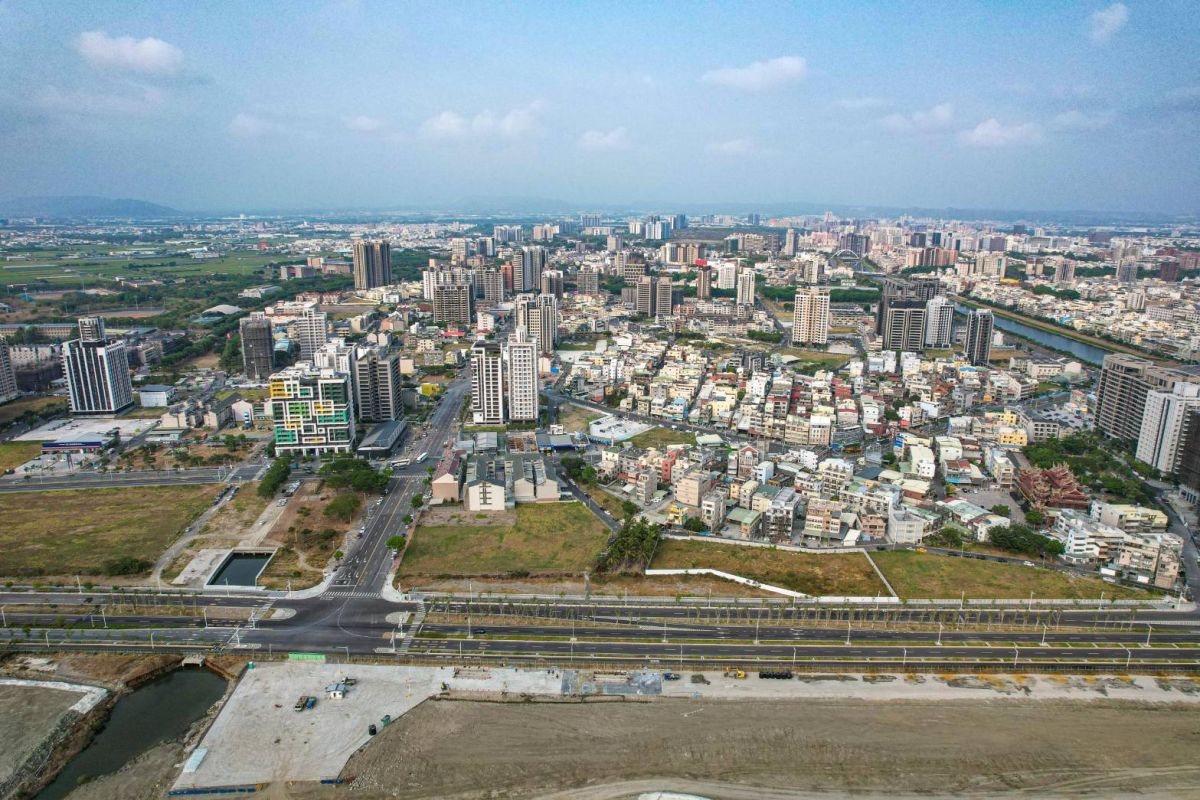 ▲高雄大學區段徵收區因周邊美綠化、家樂福進駐商圈形成及新台17線興闢，已營造優質社區環境。（圖／高市府地政局提供）