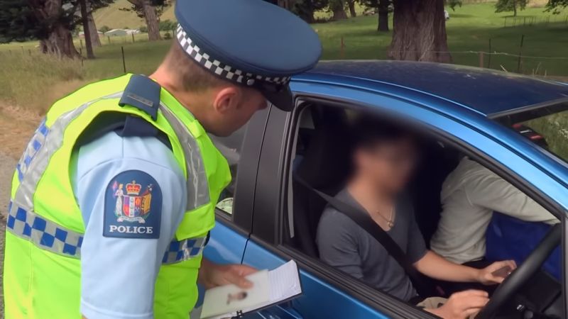 ▲紐西蘭「Caught In Action TV」貼出當地各種警察取締的紀錄片，其中竟包含台灣駕駛在當地變成「三寶駕駛」遭扣車的過程。（圖／YT@Caught! In Action）