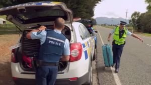 ▲紐西蘭警察最後決定直接扣車，並把這兩名夫妻載到公車站。（圖／YT@Caught! In Action）
