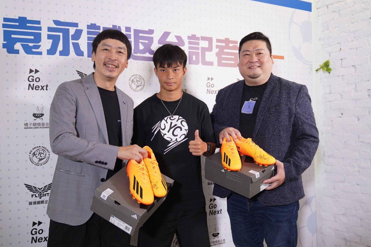 ▲橘子關懷基金會執行長陳秉良(左)與袁永誠(中)合影。官方提供