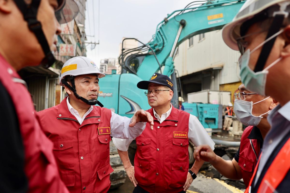 ▲新莊瓊林路自來水管爆裂成黃河及造成路基掏空，人在北市與中常委便當會後的侯友宜也緊急趕到現場了解。（圖 ／新北市政府提供）