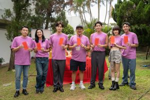 ▲導演柳廣輝(中)攜演員蔡振廷(右起)、姚愛寗、曾向鎮、劉冬沁、洪小鈴、段鈞豪出席開鏡儀式。(圖/藝圖影業提供) ▲導演柳廣輝(中)攜演員蔡振廷(右起)、姚愛寗、曾向鎮、劉冬沁、洪小鈴、段鈞豪出席開鏡儀式。(圖/藝圖影業提供)