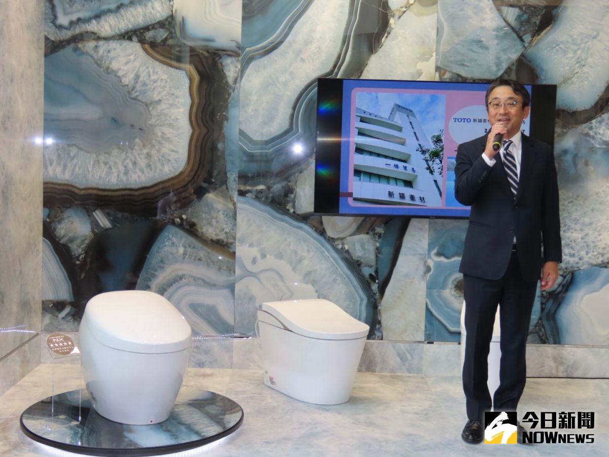 ▲TOTO衛浴與義精品磁磚成立複合式旗艦店，今發表三款頂級一體形除菌全自動馬桶，左為單價約45萬元的最頂級馬桶。（圖／記者金武鳳攝，20236.7)