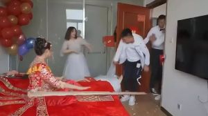伴娘鬧婚堵門討紅包!伴郎「1招破解」卻出事了 網全搖頭:陋習