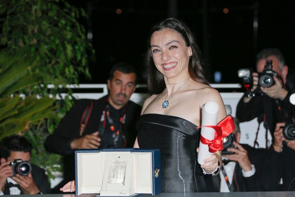 ▲女星梅薇迪茲達以「枯草」摘下坎城影后，她獲獎後表示，同為土耳其女性，她不必揣摩劇中角色的內心戲及困境。此言馬上點燃土耳其保守勢力怒火，批她詛咒祖國、淪為可悲的西方奴隸，呼籲封殺她的作品。（圖／美聯社／達志影像）