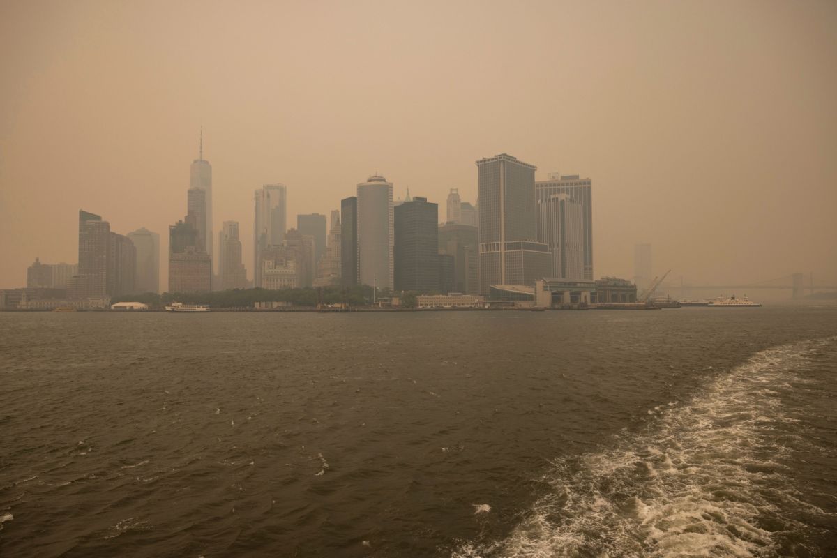 ▲加拿大發生數百起森林野火，導致城市天際線一片灰濛，濃煙往南飄散，美國數十個州因此發出空氣品質警報。（圖／美聯社／達志影像）
