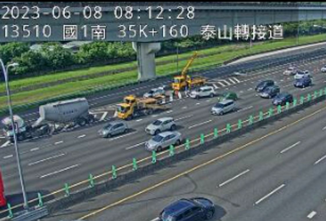 ▲國1北向5車連環撞，後方車流回堵至少1公里。（圖／翻攝自高速公路局即時路況）