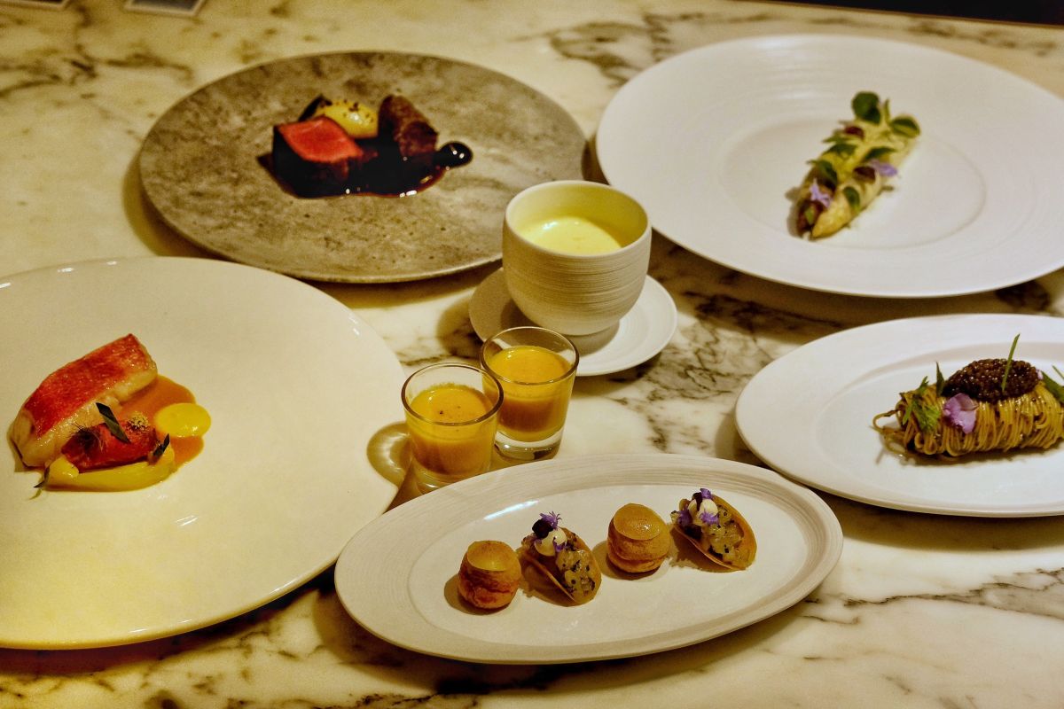 ▲台北君悅酒店寶艾西餐廳邀請米其林一星主廚Franckelie Laloum主廚來台，5道菜色，另搭配4款酒莊葡萄酒，每位8880 +10%元，今（8）日起至6月10日供應，3天晚宴供應。（圖／記者葉盛耀攝）