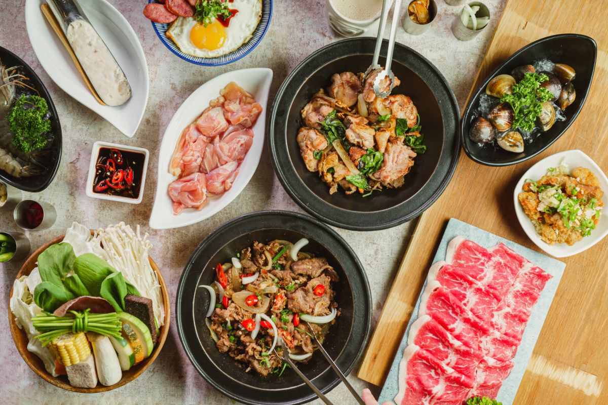 ▲石研室憑學生證消費抽獎「全桌7折」優惠，老師憑教師證，直接免費招待「魚拼盤」或「蝦拼盤」。王品「12MINI快煮鍋、石二鍋各有第2鍋半價、加菜優惠。（圖／石研室提供）