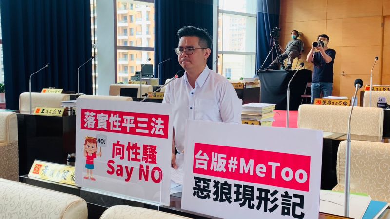 ▲台中市議員黃健豪質詢時，要求盧秀燕說明台中市政府處理性騷事件的態度。（圖／記者顏幸如攝，2023.06.08）