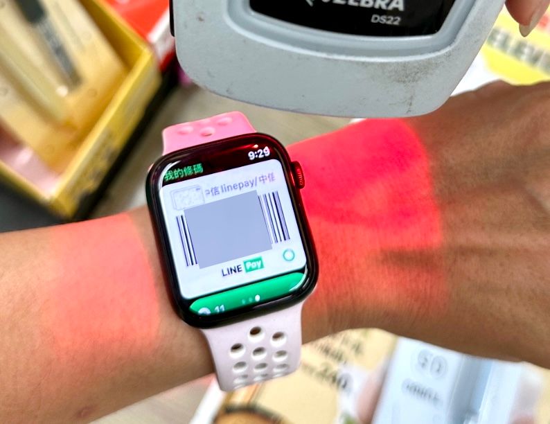 ▲LINE Pay正式支援watchOS 及Ｗear OS雙系統智慧手錶，用智慧錶就能直接刷條碼支付，實際體驗相當方便。（圖／周淑萍攝）