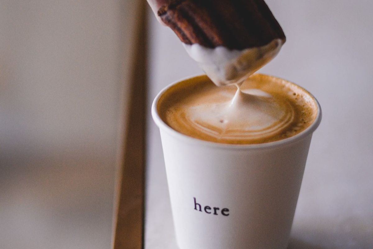 ▲京都知名咖啡店「here」確定將進駐台南，可麗露沾咖啡經典必吃。（圖／here.tainan官方IG）