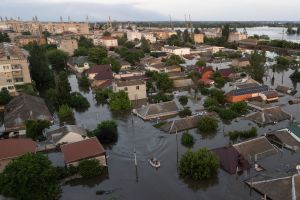 赫爾松遭洪水淹沒影片曝光！大量房屋只剩房頂　數千人失去家園
