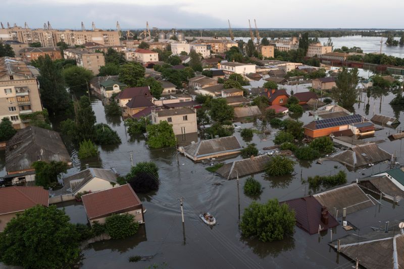 ▲烏克蘭南部的新卡科夫卡大壩（Nova Kakhovka Dam）崩塌，赫爾松（Kherson）大片房屋遭到洪水淹沒，居民的安居樂業的家園一夕間變成水鄉澤國。（圖／美聯社／達志影像）