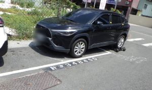 ▲路旁的2停車格,因前車停得比較後面,後車輪直接壓在車格線上,後方駕駛車輛似乎想與前車保持距離,整輛車超出停車格,有一半車身直接壓在紅線上。(圖/交通大隊提供) ▲路旁的2停車格,因前車停得比較後面,後車輪直接壓在車格線上,後方駕駛車輛似乎想與前車保持距離,整輛車超出停車格,有一半車身直接壓在紅線上。(圖/交通大隊提供)