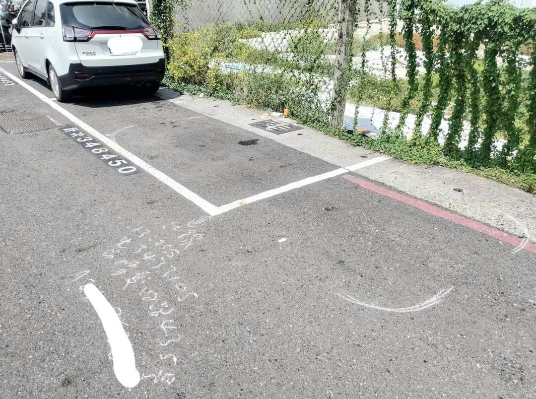 ▲高雄市一名男子將車停在路邊的停車格，未料，因前方車輛後輪壓過線，致使後其在停車時，車尾不得不超出停車格且壓在紅線上，不僅遭拖吊且得繳納600至1200元罰鍰。（圖／翻攝自爆料公社）