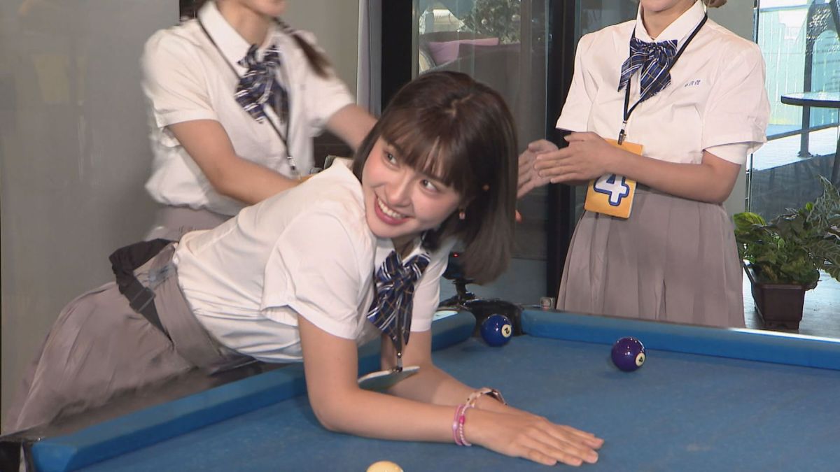 ▲峮峮化身學生妹，趴在撞球桌上防止球進洞。（圖／中視提供）