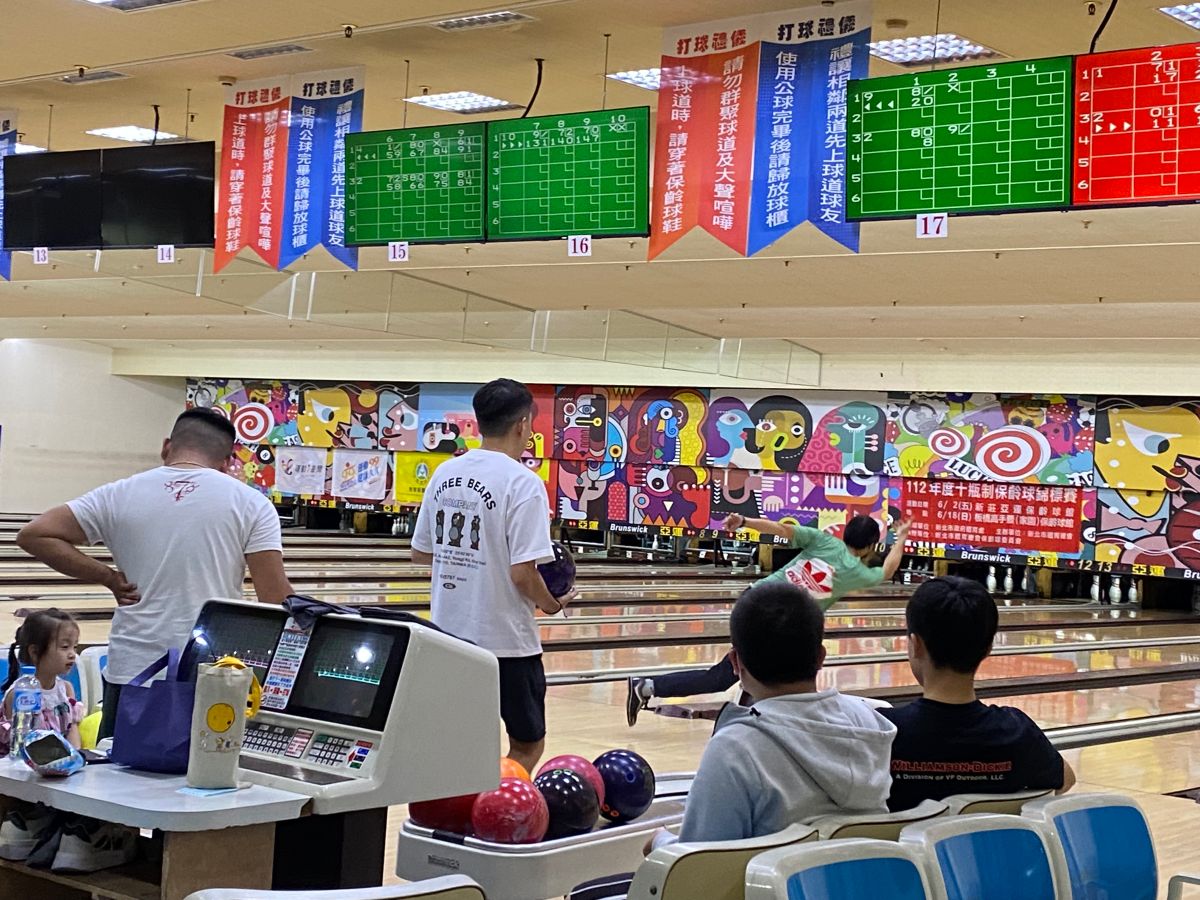 ▲曾經紅極一時的保齡球館現在愈來愈少見，新北新莊的亞運保齡球館周末人潮滿滿，「想打要等3小時」。（圖／記者徐銘穗攝）