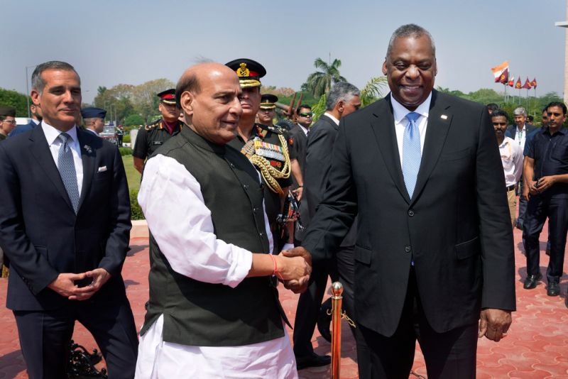 ▲美國國防部長奧斯汀（Lloyd Austin）4日至5日訪問印度，在新德里與印度國防部長辛赫（Rajnath Singh）會面。（圖／美聯社／達志影像）