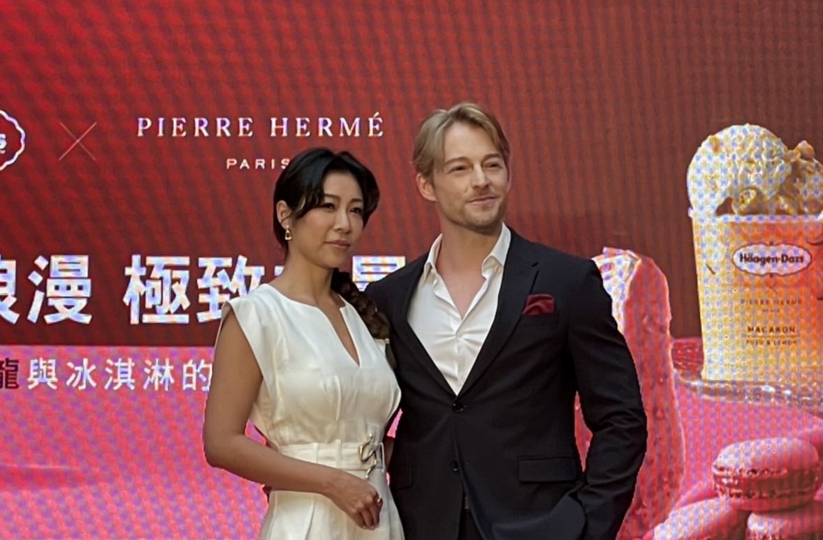 ▲藝人法比歐（右）今（8）日帶著老婆Desiree（左）現身Häagen-Dazs記者會。（圖／記者郭佩蓉攝）