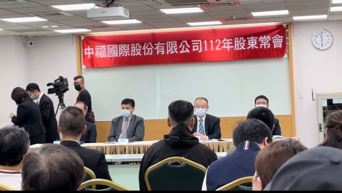 ▲中福國際股東會上，面對股東質疑公司提交的財報有問題，董事長陳建不願回應。（圖／作者提供）
