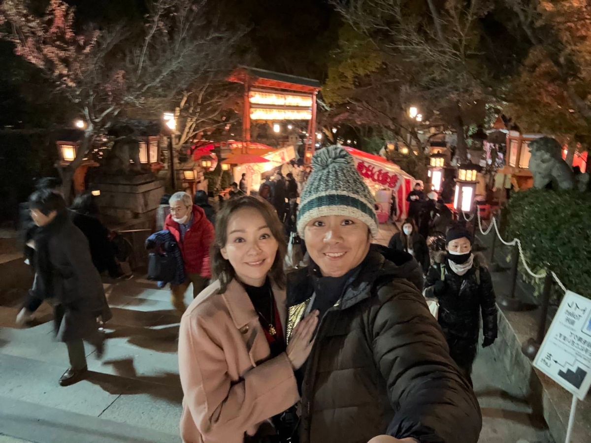 ▲王仁甫（右）與季芹（左）發現社群網站上詐騙猖獗，數十個假粉專出現。（圖／芹仁PlayWhat提供）