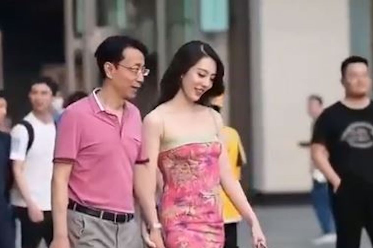 ▲中國國企老總當街與小三牽手被拍到，小三還是老總下屬。正是屬於「日久生情的第三者」類型。（圖／翻攝自抖音影片截圖）