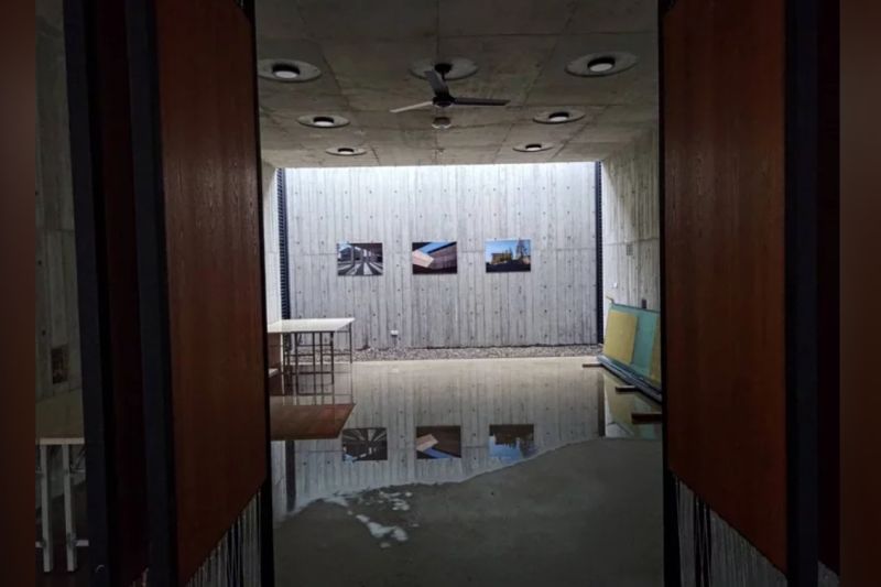 ▲新竹市「永恆之丘」納骨塔工程，逢雨積水且濺入塔位區，引發民怨。（圖／翻攝照片）