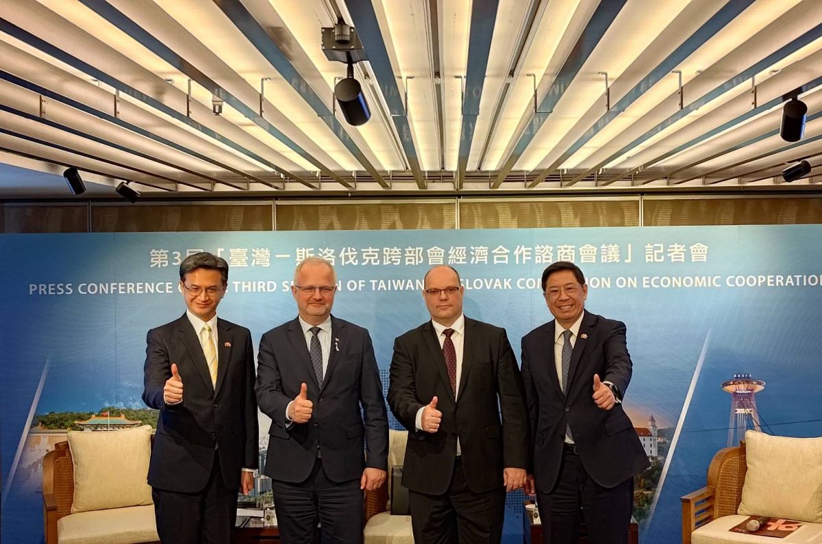 ▲外交部發言人劉永健、斯洛伐克經濟部次長史維茲（Peter Svec）、斯洛伐克外交和歐洲事務部全球經濟政策司長柯爾切克（Manuel Korček）、斯洛伐克大使李南陽（圖／記者邱新博攝）