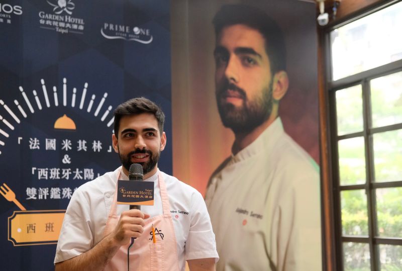 ▲Alejandro Serrano(亞歷山卓•塞拉諾)在2021年以年僅24歲就獲得米其林美食指南一星肯定，是西班牙史上最年輕的米其林星廚。（圖／記者葉盛耀攝）