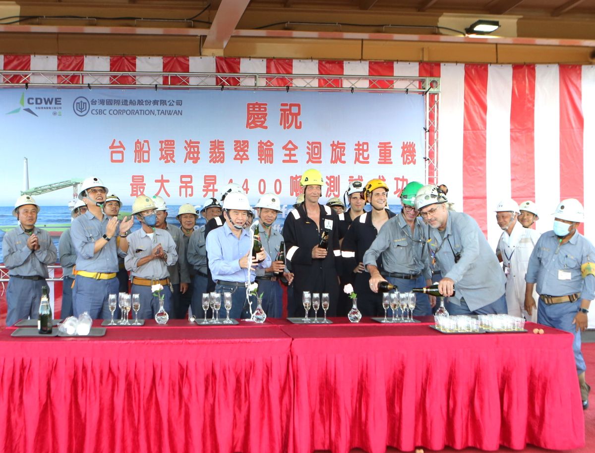 ▲台灣國際造船公司慶祝環海翡翠海事工作船4400噸吊掛荷重測試成功，為台灣離岸風電工程邁進一大步。(圖／記者黃守作攝，2023.06.08)