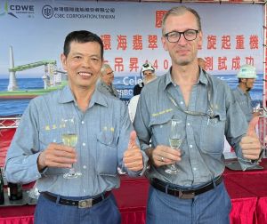 ▲台灣國際造船公司總經理魏正賜(左)到場祝賀。(圖／記者黃守作攝，2023.06.08)