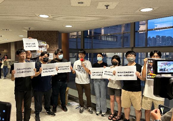 ▲政大學生在場外抗議。(圖/NOWnews攝影中心)