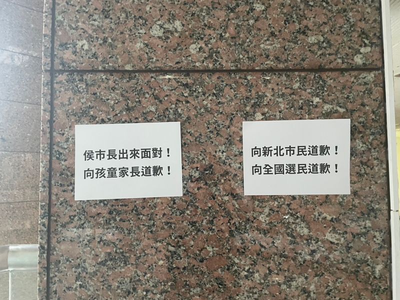 ▲學生張貼抗議布條痛批侯友宜。(圖/NOWnews攝影中心)