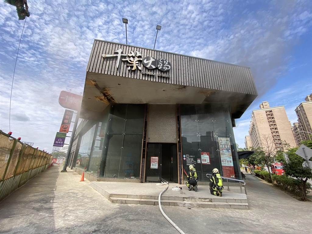 ▲位於桃園市八德區介壽路上的千葉火鍋，今天上午突然傳出火警。（圖／翻攝畫面）