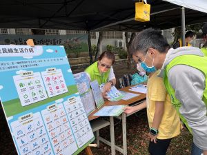 ▲台南市政府藉由綠生活擺攤宣導民眾響應淨零綠生活（圖／台南市政府提供）