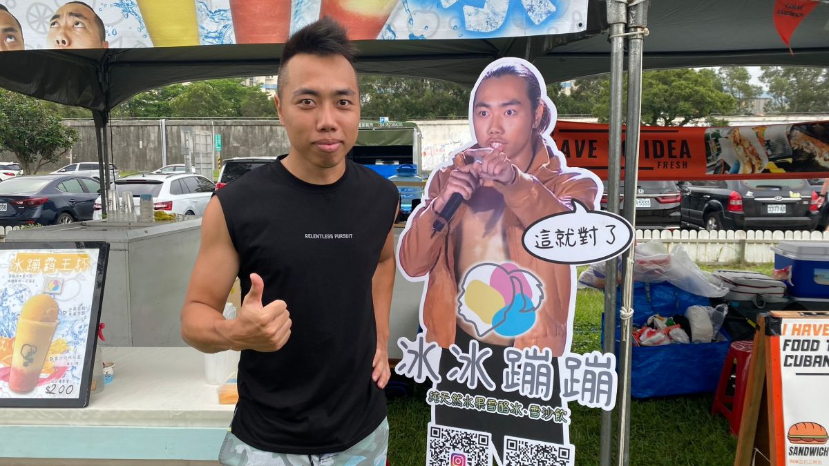 ▲「蹦蹦哥」陳沛綱現況曝光，自創「冰冰蹦蹦」擺攤賣冰。（圖／記者黃韻文攝）