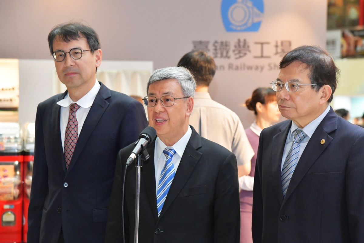 ▲國民黨總統參選人侯友宜質疑大學「3+1」方案是讓年輕人趕快上戰場，陳建仁強調是給大學生更多選擇，並沒有強制。（圖／行政院提供）