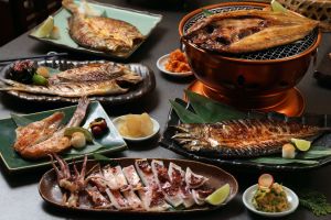 以「一夜干」為主題,端出由北海道花魚、澎湖現釣中卷、鯖魚和肉質細緻的黃魚及喜知次所製成的一夜干。(圖/晶華酒店提供) ▲以「一夜干」為主題,端出由北海道花魚、澎湖現釣中卷、鯖魚和肉質細緻的黃魚及喜知次所製成的一夜干。(圖/晶華酒店提供)