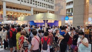 2023第8屆鐵路便當節今(9)日於台北車站盛大登場 ▲2023第8屆鐵路便當節今(9)日於台北車站盛大登場,吸引許多民眾排隊搶買。(圖/記者李琦瑋攝,2023.06.09)