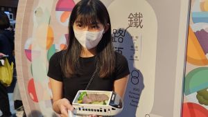 民眾林小姐7點就來排隊,就是為了幫親戚一起搶999元的「A5本部牛便當」 ▲民眾林小姐7點就來排隊,就是為了幫親戚一起搶999元的「A5本部牛便當」,蒐集特仕車造型便當盒。(圖/記者李琦瑋攝,2023.06.09)
