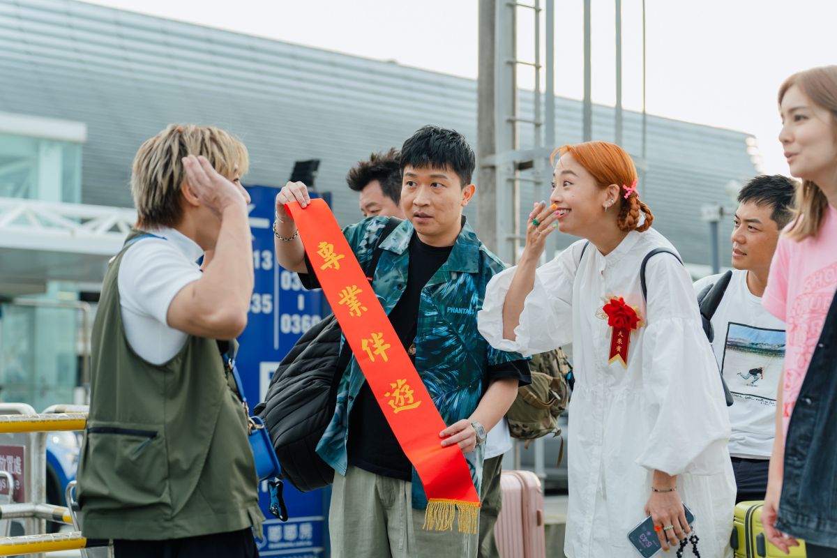 ▲吳映潔（右）與炎亞綸（左） 聽到要去韓國超開心，還抱在一起歡呼。（圖／好看娛樂提供）