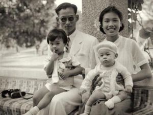 ▲小時候的長公主烏汶叻公主和父母、弟弟的合照。（圖／翻攝自推特）