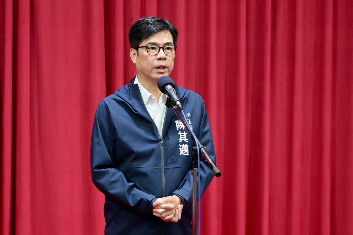 ▲「鏟子超人」挖土機行老闆在救災過程中，腳受傷感染引發敗血症，不幸過世。高雄市長陳其邁表示，災區淹水後潮濕，容易滋生細菌，已跟中央和花蓮提醒要特別注意。（圖／高市府提供）