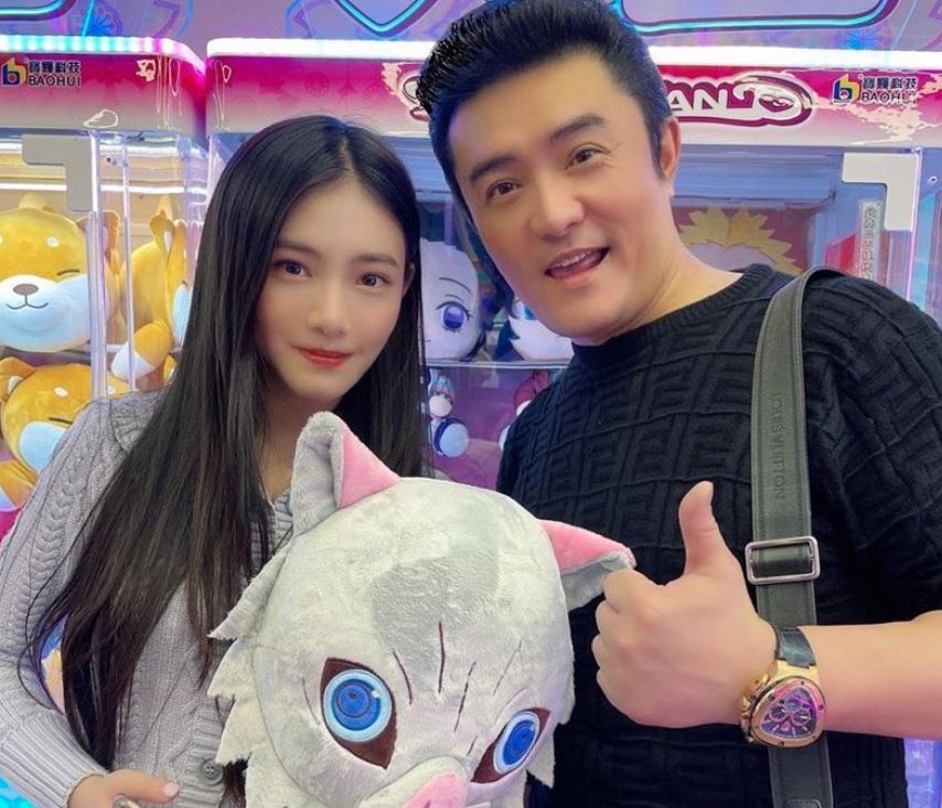 ▲男星李㼈（右）斥資千萬打造電影《突破三千米的泳氣》，邀女兒李紫嫣（左）擔任女主角，過程中傳出他頻頻插手導演工作，女兒也因他過於嚴格而落淚，對此，李㼈強調當初已與導演說好以戲為主。（圖／李紫嫣提供）