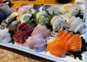 ▲一間位於函館相當出名的店家「遊魚舟」,店內的「お通し」竟然只收費500元,就能吃到好幾種生魚片。(圖/twitter) ▲一間位於函館相當出名的店家「遊魚舟」,店內的「お通し」竟然只收費500元,就能吃到好幾種生魚片。(圖/twitter)