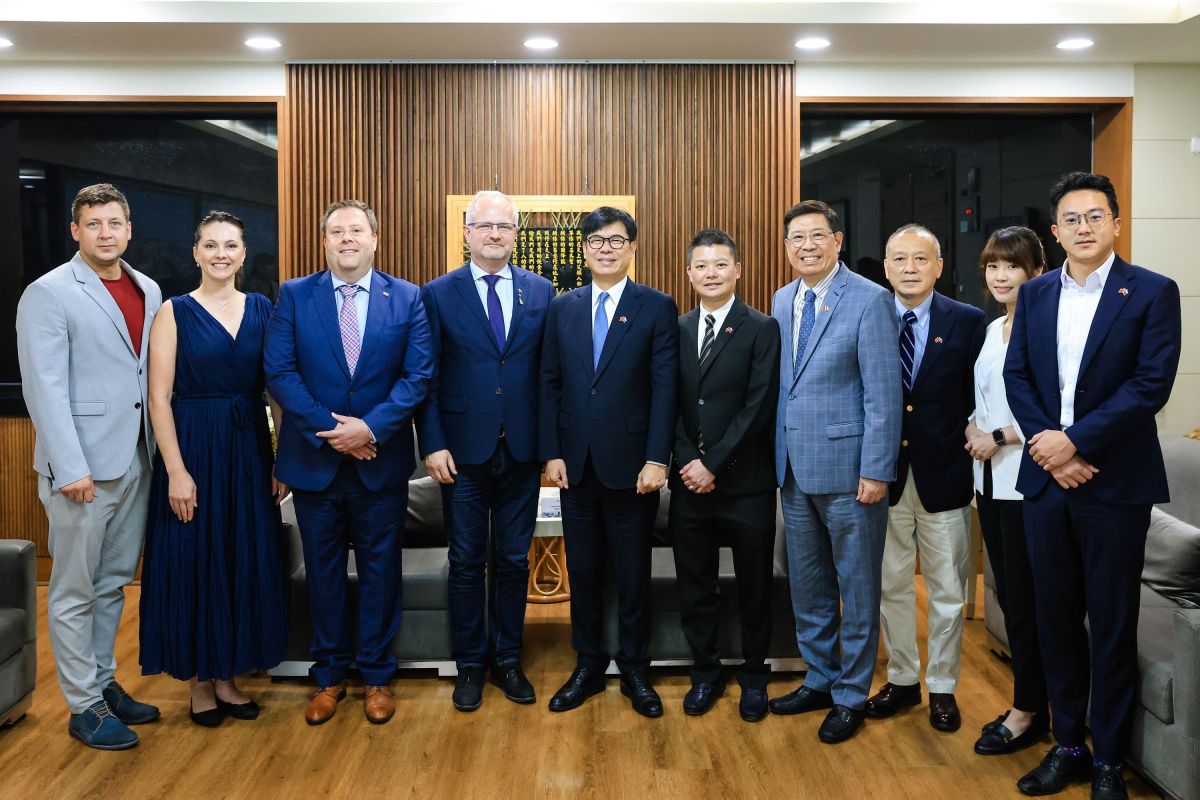 ▲斯洛伐克跨部會經貿代表團由經濟部史維茲政務次長（Peter Švec）率團南下，拜會高雄市長陳其邁。(圖／高市府提供)