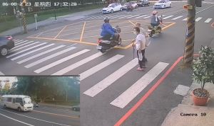 沒車要禮讓！台南老夫妻「呆站路旁」90秒　警察幫忙才過得了馬路

